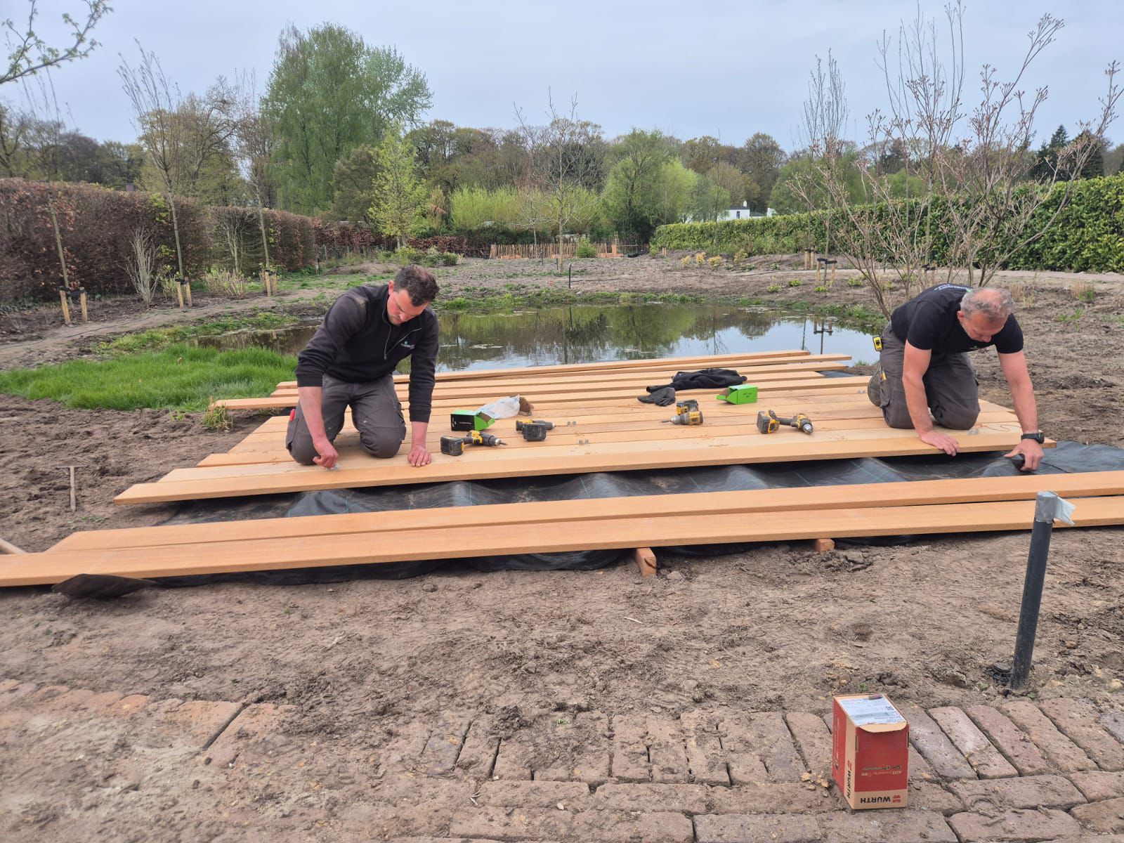 Marc en Gerard op de afgewerkte ronde vlonder
